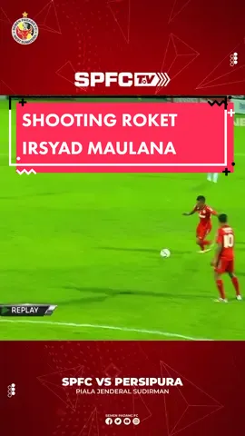 Kencang juga nih tendangan @Irsyad Maulana 🫡 #MaybellineIDSingToShine #serunyaolahraga #semenpadangfc #sepakbolaindonesia #fyp 