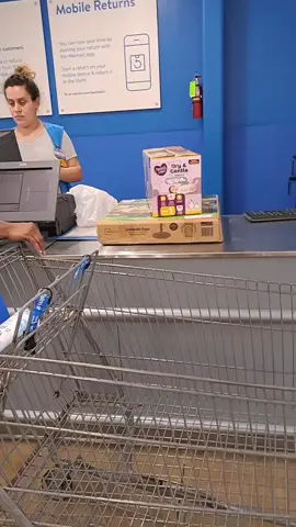 no soy de las personas que me gustan los videos pero decidi hacerlo porque hoy fui al walmart a regresar algo que compre pero no tenia recivo cuando la Chica me atiende me pide mi identification le presente mi pasaaporte y que creen que me dijo que si no tenia I'd de este Pais no podia retonarlo me fui llorando y la señora del video me pregunto estas bien le dije no q paso le Conte y bien molesta me dijo dame tus cosas ven con migo es tristesa saver que cuando compras si no te piden I'd de este Pais pero si quieres returner si lo necesitas que Mundo cruel me da un coraje y esto se lo hacen a miles de paisanos Dios bendiga este gran ser humano que puso en mi Camino 