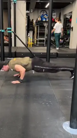 What?? #calisthenicsreaction #calistenia #girlsreaction #calisthenic #calisthenics #workout #insane #fypシ #foryoupage 