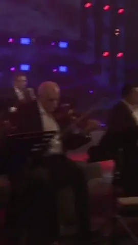 ‏‎هُنالكَ خَمسُ دقائقْ  لكي أطمئنَ عليكِ قليلا ‏‎وأشكو إليكِ همومي قليلا ‏‎وأشتُمُ فيها الزمانَ ‏‎هنالكَ خمسُ دقائقْ ‏‎بها تقلبينَ حياتي قليلا ‏‎قولي .. قولي .. قولي .. قولي ‏ماذا تسمّينَ هذا التشتُّتَ ‏‎هذا التمزُّقَ .. ‏‎هذا العذابَ الطويلا الطويل الطويلا .. ‏‎وكيف تكونُ الخيانةُ حَلاًّ ؟ ‏‎وكيف يكونُ النفاقُ جميلا ؟ ‏‎كيف .. كيف .. كيف ؟؟ ‏‎#تناقضات •••••••••••••••• #ملك_المسارح_كاظم_الساهر #الموسيقار #الاسطورة #كاظم_الساهر #القيصر_كاظم_الساهر #القيصر #اكسبلور #العراق #السعودية #السعودية #قطر #لبنان #فلسطين #المغرب #سوريا🇸🇾 #مصر #نزار_قباني 