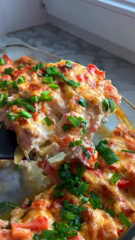 Картофель запеченый с курицей и сыром!🥔🧀🐔 Обязательно попробуйте приготовить по этому рецепту👌 Смотрите со звуком🔊 Размер моей формы 40×25×8 Продукты: Картофель-1кг Куриное филе-700 гр Лук репчатый-2 средние луковицы Майонез-300-350 мл Сыр-300 гр Томаты-400гр Чеснок-1 зубчик Соль Перец Приправы Масло растительное Зеленый лук Кулинарство: Филе нарезаем на продолговатые куски,маринуем в любимых специях с добавлением растительного масла(у меня соль,перец,паприка). Картофель нарезаем кружочками(не сильно толстыми,у меня 2-3мм),лук кольцами. Помазка: Сыр натираем,добавляем нарезанный томат,заправляем майонезом,добавляем чеснок,вымешиваем. В форму выкладываем лук,потом картофель,солим,перчим сверху выкладываем маринованное филе,закрываем фольгой/рукавом для запекания и в прогретую духовку на 45-50 минут при 200°. Достаём сверху выкладываем нашу помазку,и обратно в духовку на 15-20 минут до румяной корочки,достаём,посыпаем зеленым луком. Готово. Наслаждайтесь. Не забудьте сохранить рецепт и поделится с близкими.👍#ужин #обед #футблог #завтрак #рекомендации #едадома #recipes #еда #рецепты #вкусно #food #курица #картошка #запеченаякартошка 