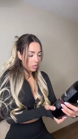 Solo a las mujeres nos pasará esto con el vino tinto? 🙊🍷