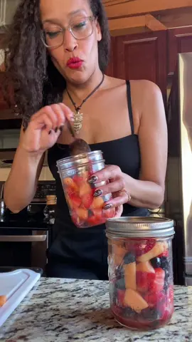 Here is an easy way to food prep for the morning! Intermittent fasting is very important for your health and I always break my fast with fruit! Well always Monday-Friday!!! 🤣  #mealprep #foodprep #fruitcup 