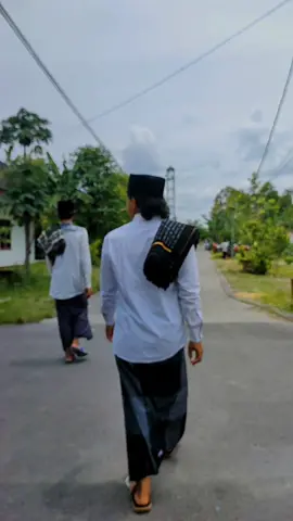 Jum'atan sek #santrisimo #sholatjumatyuukkkk #fypage #trending #santriindonesia #khanwarzahid #abahanzapondoksimo👍👌 #ponpessabilunnajahsimo #estetik 