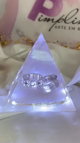 Eternização de alianças na pirâmide com ler ✨ #eternizandomomentos #aliancasdenamoro #casaltiktok #resinart #resinandoamor #piramidecomled 