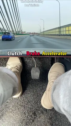 Changing lanes smoothly on the highway🚗#automative #cartok #car #driving #drivingskills #drivingtips #drivingschool