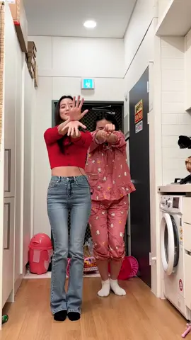 붉게 타버려진 #지수 와 #영지 🌹 #JISOO_FLOWER #지수꽃 #FLOWERchallenge #ME #JISOO #BLACKPINK #블랙핑크 