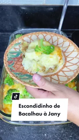 Respondendo a @Tamiris Fernanda receita fonte: vozes da minha cabeça mas eu amei! 😬😍 Ingredientes: 1 kg de bacalhau dessalgado, cozinhar em água c/ 2 folhas de louro (opcional) por 8 min, retirar os espinhos e pele deixando ainda pedaços médios  8 batatas grandes descascadas e cortadas em pedaços médios (metade cozida macia mas s/ estar desmanchando e metade cozida ao ponto de purê) 3 cebolas cortadas em tirinhas Azeite o quanto baste 1 cabeça de alho fatiado/laminado e frito em azeite Sal, pimenta do reino e salsinha a gosto Montagem: *purê de batatas feito c/ metade da batata cozida e feito como você tem costume (eu temperei o meu c/ sal e pimenta do reino, usei manteiga e creme de leite) 200g de mussarela ralada ou fatiada 1 cabeça de brócolis cozida c/ sal (opcional) Azeitonas (opcional) #receita #receitas #culinaria #culinária #comida 