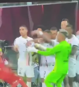 Kylian qui provoque le gardien et va se cacher derrière Marquinhos, au nom il est trop insolent 😭 #mbappé #kylianmbappé #psg #marquinhos #navas #pourtoi #team #fight #viral #fyp 