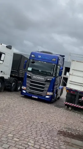 #velocity #CapCutVelocity #ViralCut é us guri não adianta 🚛✈️#CapCut #TikTokMotivacional #vibedodia #osduro40am #galeradarodagem #caminhaopaixao #osguripai #caminhao #caminhaoqualificado🚛 #scania #pretinhodosgurii #costeleition #camilhao #scaniav8 #design #alcoa #caminhaoarqueado #fy 