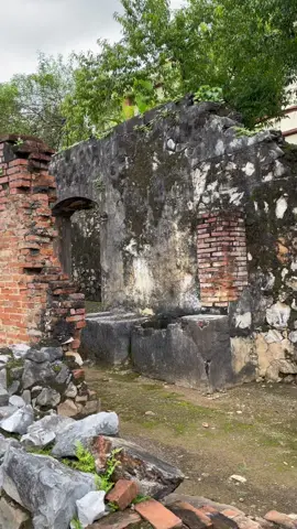 Tham quan nhà tù Sơn La với cây đào Tô Hiệu nổi tiếng . đây là một di tích lịch sử nơi các chiến sĩ lão thành cách mạng bị giam cầm và bị tra tấn dã man ở đây. trong số đó có rất nhiều đồng chí hi sinh, các đồng chí sau này khi được ra tù đều giữ các chức vụ rất cao trong đảng và nhà nước  유명한 To Hieu 복숭아 나무와 함께 Son La 감옥을 방문하세요. 이곳은 혁명적인 늙은 군인들이 투옥되고 잔인하게 고문당한 역사적인 사이트입니다. 그들 중에는 사망한 많은 동지들이 있으며, 나중에 감옥에서 풀려났을 때 동지들은 모두 당과 주에서 매우 높은 지위를 차지했습니다.