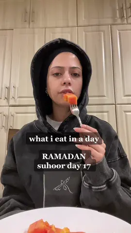 do i love it or do i just love that no one else likes it? #suhoor #nemahsis #ramadanroutine #papaya #whatieatinaday 