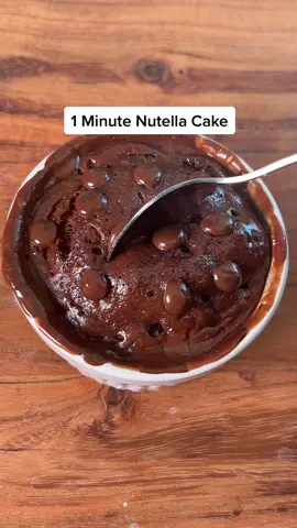 Nutellakaka på ca 1 minut i mikro😍 1 ägg 3 msk nutella 2 msk mjöl 1/2 tsk bakpulver  Chocolate chips att toppa med både innan o efter gräddning. Grädda kakan i ca 1-1:30 minut i mikrovågsugn. #nutellacake #nutellabrownie #EasyRecipe #fypシ゚viral #goviralgo 