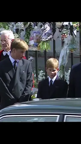 The look on his face..🥺💔#ladydiana #queenofpeopleshearts #princessdiana #princewilliam #royalfamily #puteridiana #xyzbca 
