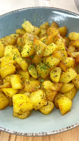PATATAS SIN HORNO Y SIN FREIR 🥔🥔 ⠀ Hoy os enseño una manera rápida de preparar estas deliciosas patatas sin freírlas ni sin horno, y además están para FLIPAR. ¿Empezamos? ⠀ INGREDIENTES ⠀ ✔️ Patatas. ✔️ Especias (yo le pongo orégano, romero, pimienta blanca y pimentón dulce). ✔️ Aceite de Oliva Virgen Extra. ✔️ Sal al gusto. ⠀ PASOS A SEGUIR 👨‍🍳👩‍🍳 ⠀ 1️⃣ Pelamos y cortamos las patatas en el mismo tamaño. 2️⃣ Ponemos las patatas en un bol o plato hondo, ponemos las especias, la sal y un poco de aceite, ponemos la tapa de microondas y cocinamos 12 minutos a máxima potencia. 3️⃣ Cuando las patatas estén cocidas, las agregamos a una sartén para darles ese toque crujiente. 4️⃣ Retiramos de la sartén, empatamos, ponemos un poco de perejil por encima y listo, ¡a disfrutar! ⠀ Si te ha gustado esta receta, dale like, compártela y cuéntame qué tal 🧡 ¡Estaré eternamente agradecido y me ayudarás un montón a seguir colgando nuevas recetas! 🍽 ⠀ ¿Quieres comer saludable, pero quieres probar nuevas recetas? ¡Sígueme y descubre nuevas recetas saludables todos los días! ⠀ #patatas #potato #potatoes #papas #recetasaludable #recetafacil 