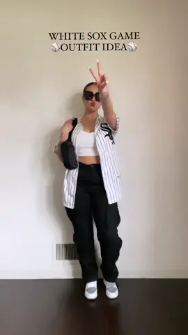 WHOS YOUR FAV BASEBALL TEAM? #fy #outfits #outfitsdaily #OOTD #outfitideas #boricua🇵🇷 #styleinspo #styletok #whitesoxbaseball #chicago #chicagotiktok 