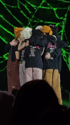 Group hug 🥰 #skz #straykids #maniactour2023 #bmostadium #laencore #bangchan #felix #hyunjin #changbin #hanjisung #leeknow #jeongin #seungmin #stay 