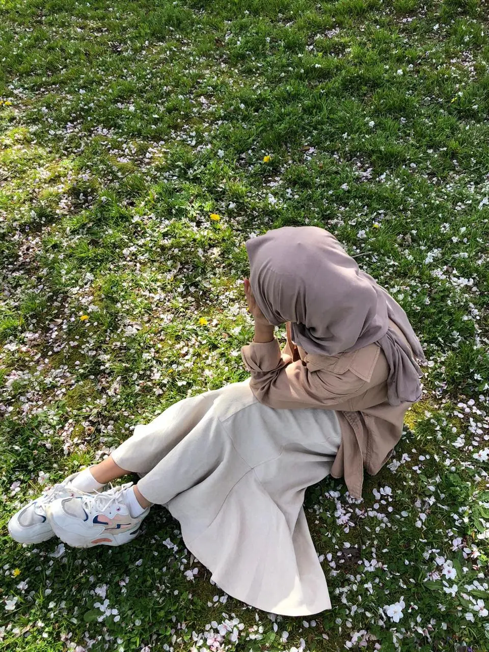 Belakangan ini aku mulai mensyukuri hidupku. Mulai melihat ke belakang, dan menyadari bahwa apa yang kualami, peristiwa2 yg aku terlibat di dalamnya, adalah hal paling baik yg semestinya terjadi. Aku buang jauh2 sesuatu yg bernama dendam, ketakutan2 terhadap mimpi buruk, terhadap hidup di masa depan, terhadap bayang mengerikan di masa silam. Aku buang juga rasa kecewa karena terlalu berlebihan menaruh harapan. Entah berharap pada seseorang, berharap impian tergapai, berharap sesuatu yg sebenarnya kalau dipikir2 cuma agar dianggap baik di hadapan penilaian orang (yang padahal setiap orang punya penilaian sendiri dan kesemuanya tidak pernah sama). Toh hari ini aku masih bisa menghirup bersihnya udara pagi dan melihat langit yg luas dan mampu menampung apa pun, termasuk doa2 orang yg kecewa dan putus asa sekalipun. Aku juga masih bisa merasakan desau angin pantai dan gunung, yg disadari atau tidak, mampu membuat pikiran lebih terbuka. Aku juga masih bisa ngopi seharian sambil membaca buku, menulis sesuatu, mencintai orang2 terdekatku. Aku juga masih bisa mencintaimu, tentu saja. Belakangan ini aku belajar menyadari bahwa hidup ya cuma soal menyukuri hidup itu sendiri. Apa yang buruk, pasti terlewati, atau kalau tidak terlewati ya aku mesti mengalah, dan akhirnya di titik mengalah itulah aku tahu kalau 'apa2 yg buruk' itu mungkin cuma soal sudut pandang. Jika cara pandangku buruk mengenai 