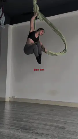 #aerial #aerialyoga #sling #slingyoga #yogafly #xuhuongtiktok #fypシ 