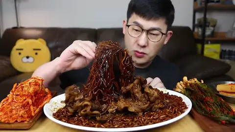 요즘같은 고물가시대에 개당500원인 이춘삼 짜장라면~ 건더기스프가없고 짜짜로니랑 맛이 비슷하다 #먹방 #틱톡먹방 ##mukbang #eating #food #fyp