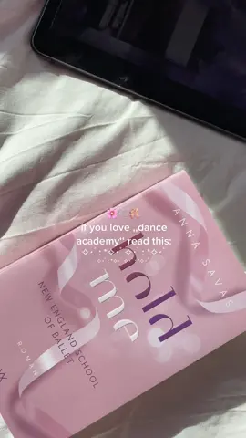Liebe den Vibe 🩷🩰 #danceacademy #holdme #annasavas #booktokerdeutschland #trend #trending #foryou #aesthetic #foryoupage #fyp #fypシ゚viral #fypシ #booklover #bookworm #booktoker #books #germany #leipzig #Vlog #buchblogger #blogger #bookblogger 