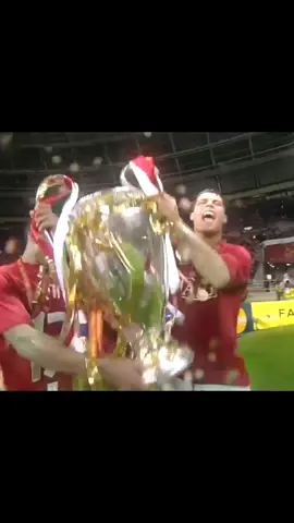 CR7 lifts its first Champions League in 2008 🤩🐐 || #cristianoronaldo #cr7 #manchesterunited #championsleague  #celebration #football #viralvideo #fyp #foryou 