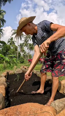 Preparing new raised garden bed #pinoyexperience #philippines #farmlife 
