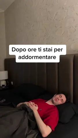 Il mood di oggi #loopinfinito #dormire #spavento #stevemozz #aiuto #videocomico 