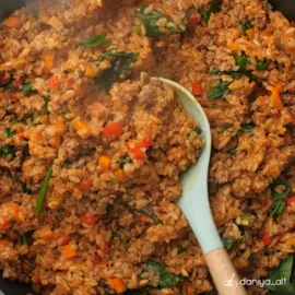 Жареный рис с фаршем и овощами 🍛 Сохраняйте рецепт и делитесь им с друзьями 📌 Ингредиенты: Оливковое масло (или растительное) - для жарки Лук - 1 шт. Чеснок - 2 зубчика Фарш говяжий - 300 г Морковь - 1 шт. Перед сладкий - 1 шт. Соль - 1 ч. л. Черный перец, паприка - по вкусу Томатная паста - 1 ст. л. Рис - 160 г Вода или бульон - 450-500 мл. Зелень - по вкусу Приятного аппетита! Оставь реакцию 👍