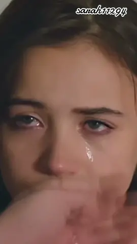 كيف يمسحلها دمعاتها😭🫶🏻💘 #زهور_الدم #مسلسل #باران_ديلان #♡♡♡ @sarah11294 