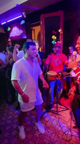Jamas lo olvidare compartiendo con mis hermanos Cubanos en la Habana! No me pude contener a el sazón Cubano que flow. 1 ,2 yyyyyy Dame el 🎤🇨🇺🎶 Gracias por tanto amor! #elamor 🇵🇷
