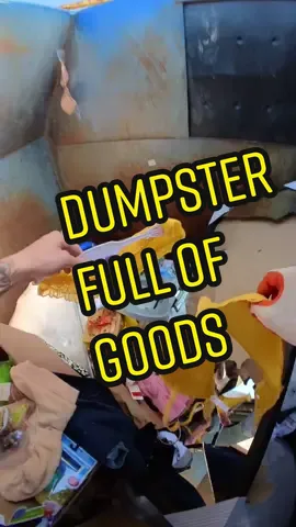 This dumpster is full of amazing new items 😍  WTF , why not donate ??  #donate #dumpsterdiveking #dumpsterdiving #victoriassecret  #dumpsterdive 