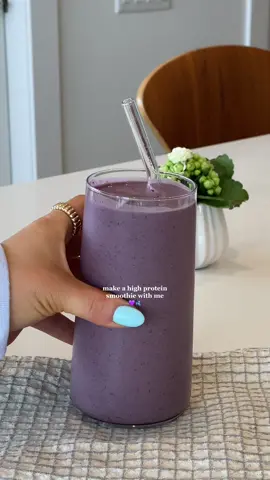 Since you all love the smoothie content, the OG blueberry protein smoothie deserves a moment 🫐🫐 #proteinshake #healthyproteinsmoothie #makeasmoothiewithme #healthygirlera #fyp #blueberrysmoothie 