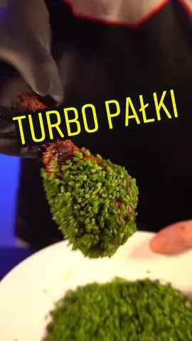 Mordki moje Wy kochane!! Jako, że prywatnie prawie każdy z nas jest kurczakożercą publikuje dla Was mój przepis na jedne z moich ulubionych pałek z kurczaka! Curry, miód, musztarda…. Przecież to połączenie doskonałe 🥰🥰 jeśli chcesz, żeby @zabojczo_pyszne przepisy częściej pojawiały się na Twoim stole - koniecznie zostań ze mną na dłużej🥰 Składniki:  Przepis na 12 pałek Solanka: 3l wody 6 łyżek soli 2 ząbki czosnku  2 cm imbiru 2 łyżki curry 5 łyżeczek musztardy 2 łyżki miodu 40ml sosu sojowego Marynata do pieczenia: 2 łyżki papryki słodkiej 1 łyżka czosnku granulowanego 1 łyżeczka papryki ostrej 2 łyżeczki soli 100 ml oliwy Pieprz  Glazura: 5 łyżek miodu 3 łyżeczki musztardy 3 łyżeczki musztardy francuskiej 40 ml sosu sojowego 1,5 łyżki curry 1 łyżeczka papryki słodkiej lub cayene dla odważnych😂 1 cytryna 2 pęczki cienkiego szczypiorku Pieczemy: 190 st termoobieg 45min +5min SMACZNEGO!!! #z#zabójczopysznej#jedzonkoj#jedzeniem#mniamk#kurczakk#kurczakpieczonyk#kurczepieczonep#pałkizkurczakap#pałkad#dróbc#currym#miódm#musztardap#przepisp#prostyprzepisp#pysznejedzenied#dlaciebiei#inspiracjap#pasjak#kochamgotowanie#LiveOutlandish 