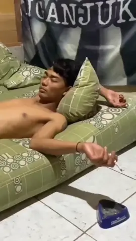 itu lah akibat#merokok sambil tidur🤣🤣🤣🤣
