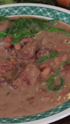 Para aqueles que AMAM um feijão bem temperado! A receita de hoje de Feijão Gordo faz o maior sucesso por aqui 🫘🥓 Me contem se gostaram! Ingredientes: 500g de feijão rosinha demolhadol  • 01 kg de barriga de porco em cubos l • 02 colheres de sopa de banha de porcol • Folhas de couve rasgada l • 04 folhas de louro l • 04 dentes de alhol • 01 cebola picadal • Sal e pimenta l • #cheftaico #comidadeverdade #feijao #feijão #receitafeijão #receitafeijao #receitas #pratododia