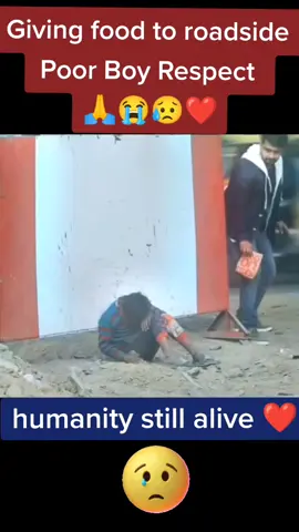 The stranger man giving food to roadside hungry poor boy secretly humanity still alive respect love kindness humanity karma help kind #fyp #foryou #foryoupage #syedsumon97 #respect #Love #kindness #respekt #humanityfirst #positivity #positivevibes #humanity #poor #homeless #food #hungry #fypシ゚viral #trendingvideo #viralvideo #help #honest #foods #donation #helpme 