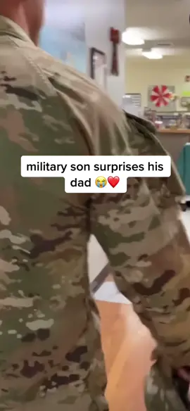 😭😭😭 #fyp #viraltiktok #militarylife #militaryhomecoming #militarycominghome #soldiercominghome #soldierlove 