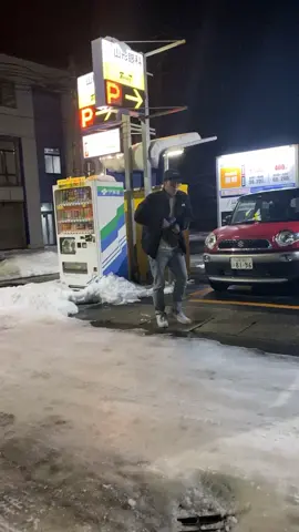 呑気に口笛吹いてるのが1番笑えるwww #雪国あるある #おもしろ動画 #友達が可愛すぎる #おすすめ 