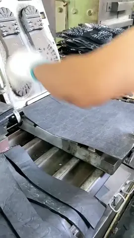 Making rubber soles for shoes 👟 #howthingswork #howthingsactuallywork #viral #shoe #wow