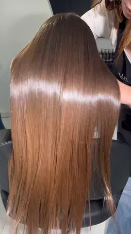 Une petite adorable qui rentre le sourire aux lèvres. Voici un avant après Pure Caviar sur des cheveux bouclés et secs. Le résultat final est incroyable et nous avons une brillance hors du commun. Vous aussi prenez rdv dans notre nouveau salon jardin d’el menzah et profitez de la promotion Pure Caviar a 169dt toutes les longueurs. Rdv: 23691610 ou 50664610