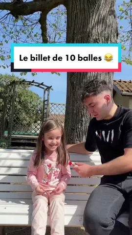 L’appât du gain 😂 (en vrai c’était le chocolat de Romane, elle peut donc décider ! ) #blague #humour #coupleblague #marrant