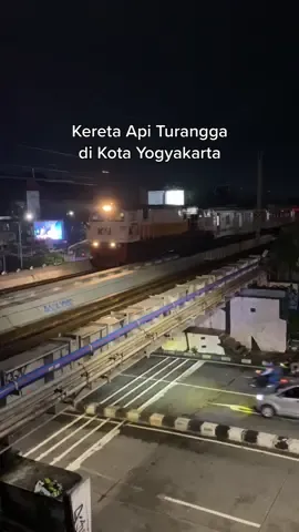 Yogyakarta Menjelang Tengah Malam. Momen ketika Kereta Api Turangga dari Surabaya menuju Bandung melintas di atas Jembatan Kewek yang melintang di atas Sungai Code, Kota Yogyakarta yang menjadi akses keluar masuk Malioboro. #keretaapi #turangga #railfansoftiktok #fyp 
