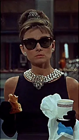 #oldhollywood #fyp #vintage #audreyhepburn #breakfastattiffanys 