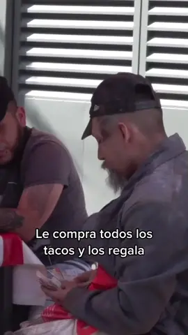 Le compra todos los tacos y los regala #yulay #mexico #solidaridad 