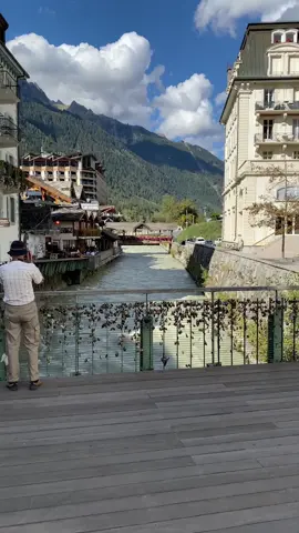 البعض يعتقد أن السياحة في فرنسا = باريس ، نسوا انها تضم أعلى قمة في جبال الألب⛰ الجبال الشاهقة والبحيرات الصافية والشلالات الضخمة والغابات البكر هذا إختصار الريف الفرنسي ⛰ Chamonix, France 🇫🇷  شامونيه :  تعتبر شامونيه من اشهر القرى الفرنسيه وبيها اعلى قمة في جبال الالب وثاني اعلى قمة في اوروبا قمة Mont Blanc ، تشتهر شامونيه بالتزلج والتسلق و Hiking لمسافات طويلة 🚶🏻‍♂️  اهم الانشطة والاماكن : * قطار بحر الجليد mer de glace * قطار Mont Blanc tramway ياخذك جولة حول الجبال 😍 * زيارة بحيرة شامونيه * صعود قمة مون بلان  * صعود قمة ميدي * مدينة الألعاب * الزحليقة الصيفية Chamonix Luge-Alpine Coaster * القطار الجليدي * قمة Aiguille du Midi الثلجية لمشاهدة قمة مونت بلانك  * القفز المضلي   الموقع : تبعد شامونيه تقريبا ساعه ونص بالسيارة من جنيف السويسريه وفي ايضا باص مثل Flixbus او قطار ينطلق من جنيف مباشرة الى شامونيه  تبعد ايضا 3 ساعات عن ميلان  #chamonix #chamonixmontblanc #france #travel #nature #الطبيعة #فرنسا #شامونيه_فرنسا #شامونية 