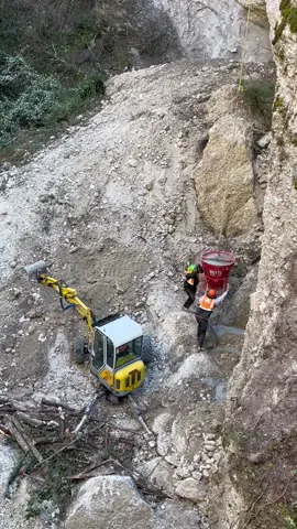 [TRAVAUX SPÉCIAUX] En 2020, un éboulement s’est déclaré a proximité de l’aqueduc du canal de la Vésubie.  🟨 Nous avons étés choisis par la Métropole Nice Côte d'Azur, pour entreprendre des travaux de sécurisation et de restauration de cette zone sensible classée biotope.  Notre Menzi Muck A20 a alors été idéale à la réalisation de ces travaux minutieux.   Nous avons su mutualiser les moyens avec @Les Cordistes Chablaisiens, chargés de la protection de l'ouvrage.  Un chantier d'équipe très sympathique ! . . #AMTPetFILS #eaupotable #gestionpubliquedeleau #eaudazur #pellearaignee #menzimuck #travauxspeciaux 