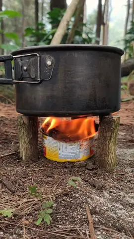 Sebuah trik menyalakan dan memanfaatkan api dengan baik di hutan dengan sekaleng ikan tuna yang terendam minyak, bisa jadi win-win solution, bisa masak mie, rebus air dan kita dapat tuna goreng.  #bushcraft #tips #tipsandtricks #hack #campinghack #stove #Outdoors #outdoorsman #bocahhutan666 #woodsman #outdoortips #tuna #outdoorcooking 