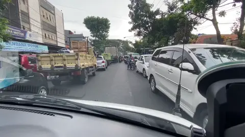 Belah kemacetan diwaktu menuju buka puasa , terimakasih atas respon pengguna jalan yang sudah memberi jalan🙏🏼               #ambulance #infokopo #bandung #rsudbandungkiwari 