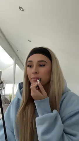 this sound >>>> 👀 & my makeup routine 🤝🏼 #trend #fy #fypage #sound #makeup #makeuptutorial 